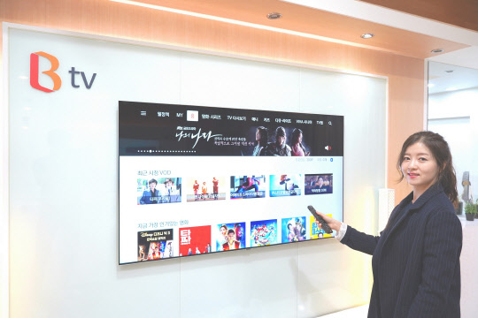 SK브로드밴드 모델이  IPTV 최초 실시간 채널 'All IP' 전환을 통한 실시간 방송 송출시간 단축을 홍보하고 있다.   SK브로드밴드 제공